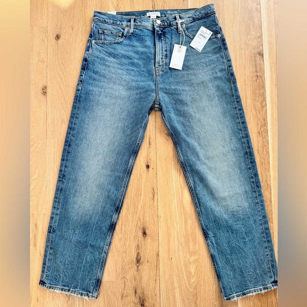 Good American Straight Leg Jeans in Light Blue Wash